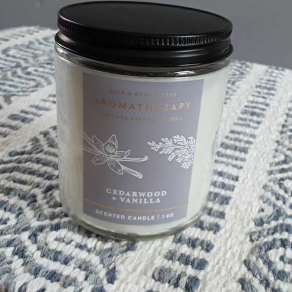 Single wick cedarwood and vanilla candle